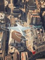 uav drone en volant plus de le ville à livrer une expédition photo