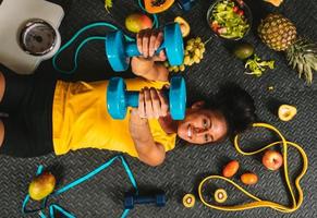 content femme manger en bonne santé et les trains dans le Gym photo