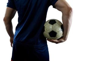 Football joueur avec bleu uniforme prêt à jouer avec ballon de football photo