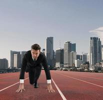 homme d'affaire actes comme une coureur. compétition et défi dans affaires concept photo