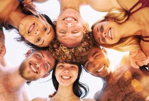 content groupe de copains dans cercle en dessous de le Soleil dans le heure d'été photo