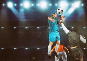 gardien de but captures le Balle dans le stade pendant une Football Jeu photo