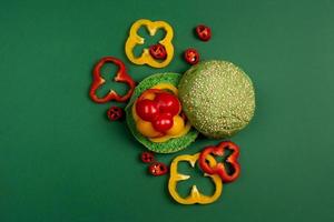 sandwich avec des légumes tomate et poivre . élégant composition. rouge Couleur Contexte photo