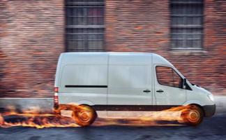 super vite livraison de paquet un service avec van avec roues sur Feu. photo