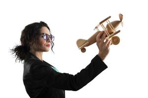 femme d'affaires jouer avec une jouet avion. concept de entreprise Commencez et affaires succès. isolé sur blanc Contexte photo