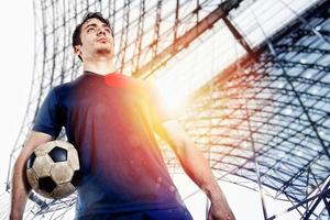 football joueur prêt à jouer avec ballon de football à le stade photo