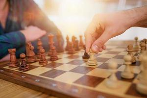 les hommes d'affaires jouer échecs comme stratégie et tactique concept photo