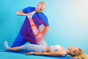 fille effectue des exercices avec une physiothérapeute. cyan Contexte photo