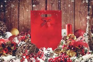 Noël cadeau boîte présenté dans le milieu de Noël décorations sur en bois planches photo
