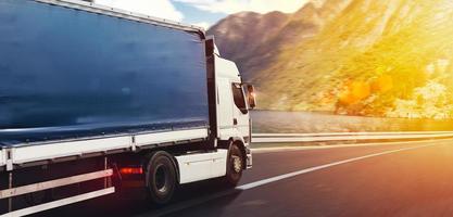 un camion courir vite sur le Autoroute à livrer photo