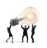 affaires gens tenir une lumière ampoule. concept de Nouveau idée et entreprise Commencez photo