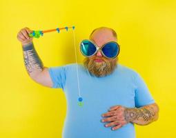 graisse homme avec barbe et des lunettes de soleil est malheureux avec le pêche barre photo