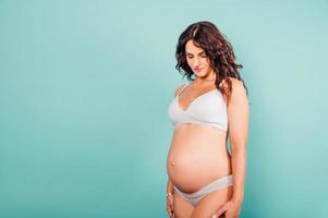 Enceinte femme attendant une enfant caresses sa ventre photo