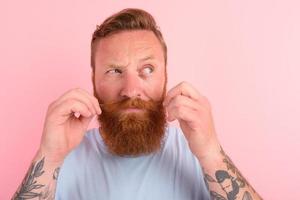 sceptique homme avec barbe et lumière bleu T-shirt photo