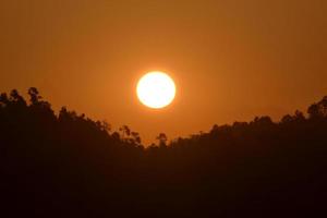 une le coucher du soleil dans Rajaji nationale parc photo
