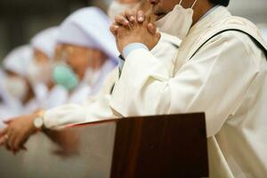 prière la personne main à Dieu à église. photo