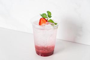 fraise avec soda en verre photo