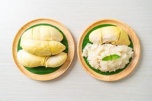 riz gluant durian sur assiette photo