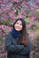 Jeune asiatique femme avec sauvage himalayen Cerise épanouissement dans le jardin sur printemps photo