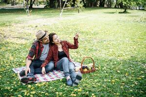 romantique Jeune couple séance dans jardin photo