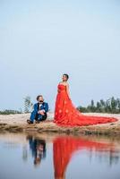 la mariée asiatique et le marié caucasien ont un moment romantique et sont heureux ensemble photo