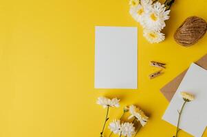 blanc papier avec décoratif fleurs sur Jaune Contexte photo