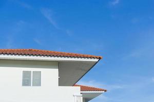 toit de maison avec de grandes fenêtres sur fond de ciel bleu, vue générique sur la façade d'un nouveau bâtiment moderne avec ciel bleu, style maison d'asie photo