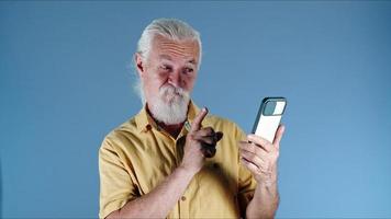 vieux homme fabrication vidéo appel sur le téléphone photo