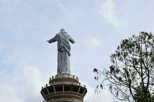 Indonésie toraja Jésus Christ statue. situé sur le Montagne avec magnifique vues photo