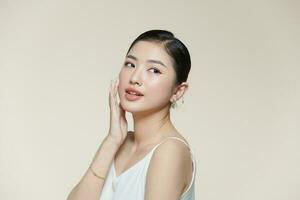 asiatique femme avec une magnifique visage et frais, lisse peau. photo