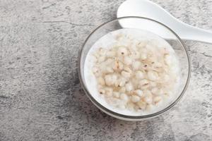 larme de job dans du lait de coco dans une tasse en verre photo