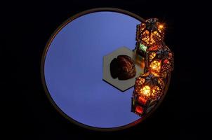 sélectif concentrer sur Rendez-vous fruit avec flou lanternes mettre sur miroir avec noir Contexte pour le musulman le banquet de le saint mois de Ramadan Karim. photo