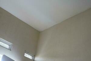 une coin de le mur de une pièce avec blanc peindre photo