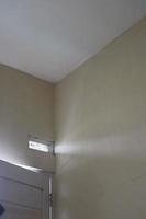 une coin de le mur de une pièce avec blanc peindre photo
