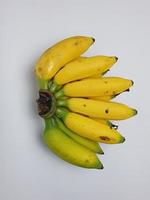 mûr bananes sont Jaune sur une blanc Contexte photo