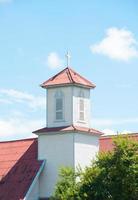 église clocher, croix sur une toit de une Christian orthodoxe église contre une nuageux ciel photo