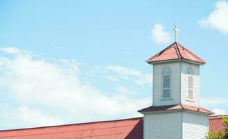 église clocher, croix sur une toit de une Christian orthodoxe église contre une nuageux ciel photo