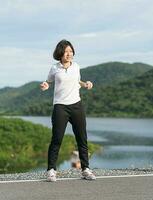 femme cheveux courts faisant de l'exercice en plein air photo