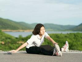 femme se préparant à faire du jogging en plein air photo