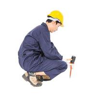 homme tenir marteau et ciseau à froid sur blanc photo