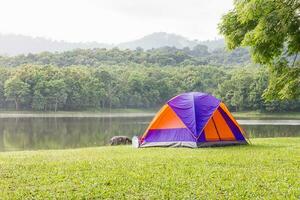 tentes dômes camping au bord du lac photo