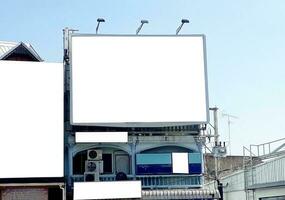 panneau d'affichage sur une bâtiment mur. photo