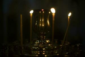 bougies dans temple. la cire bougies sont brûlant. religieux rite. détails de foi. photo