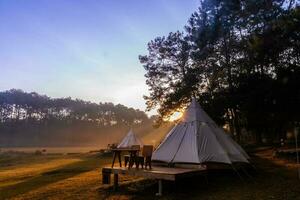 tente camping dans le Matin . à thung salaeng Luang nationale parc phetchabun province, Thaïlande photo