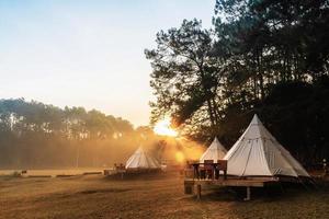 tente camping dans le Matin . à thung salaeng Luang nationale parc phetchabun province, Thaïlande photo