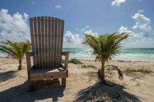 une gros en bois chaise sur le plage photo