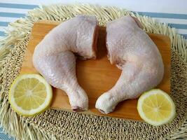 poulet cuisse pièces sur une en bois planche photo