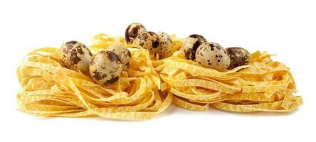 nids de italien Pâtes avec Caille des œufs à l'intérieur isolé sur blanc Contexte. photo
