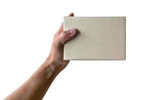 main en portant papier boîte donner cadeau isolé sur blanc arrière-plan, détourage chemin photo