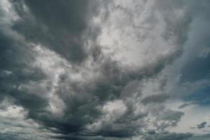 spectaculaire tonnerre orage des nuages à foncé ciel photo